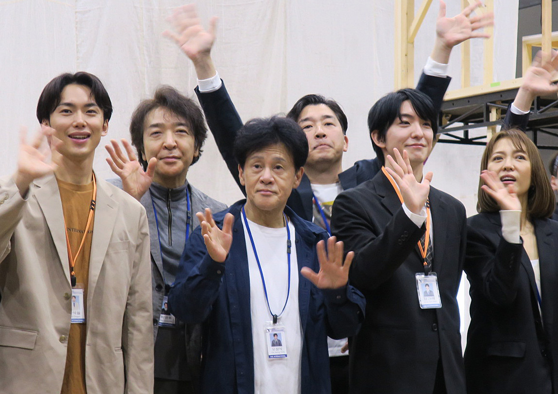 ミュージカル「ミセン」けいこ場取材会で。左から、内海啓貴、石川禅、橋本じゅん、あべこうじ、前田公輝、安蘭けい