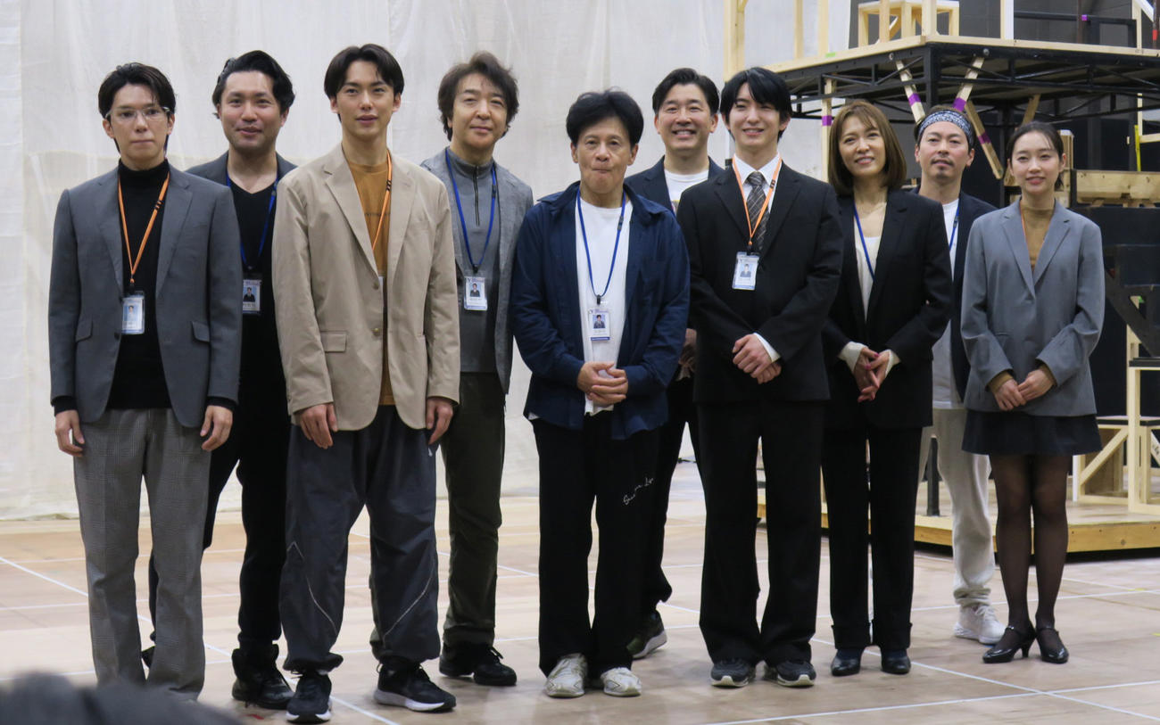 ミュージカル「ミセン」けいこ場取材会で。左から、糸川耀志郎、中井智彦、内海啓貴、石川禅、橋本じゅん、あべこうじ、前田公輝、安蘭けい、東山光明、志水くるみ