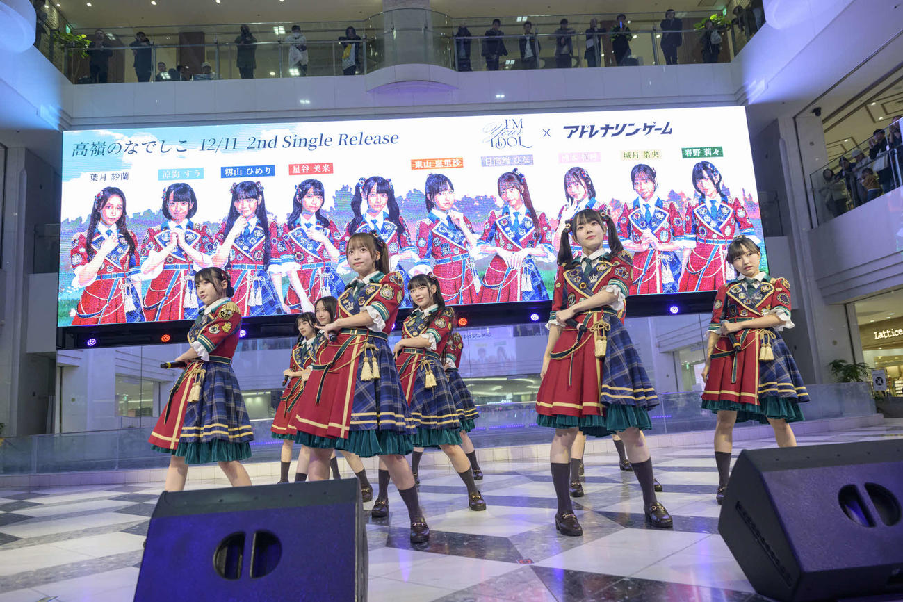 2枚目シングル「I’M　YOUR　IDOL／アドレナリンゲーム」リリースイベントでパフォーマンスする高嶺のなでしこ（Photo　by林晋介）