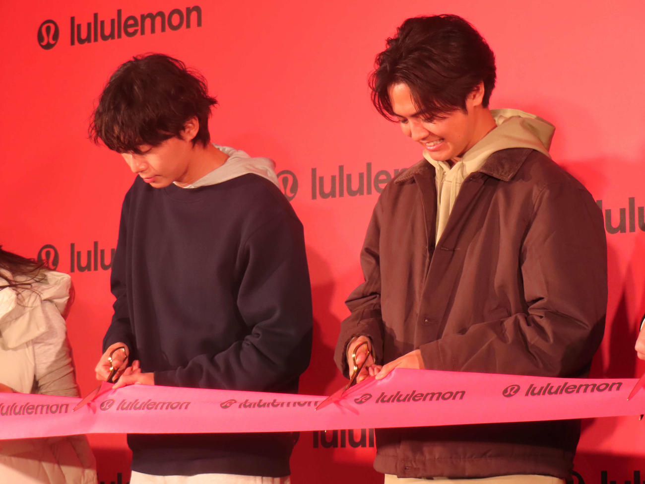 「lululemon Shibuya Flagship」オープニングセレモニーに登壇したパク・ソジュン（左）とGENERATIONS片寄涼太