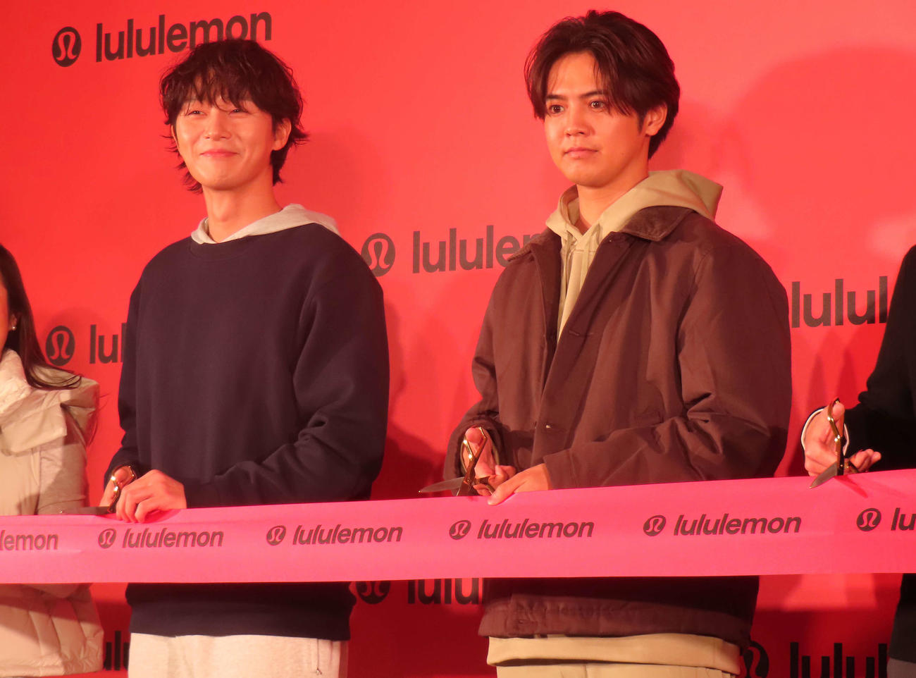 「lululemon Shibuya Flagship」オープニングセレモニーに登壇したパク・ソジュン（左）とGENERATIONS片寄涼太