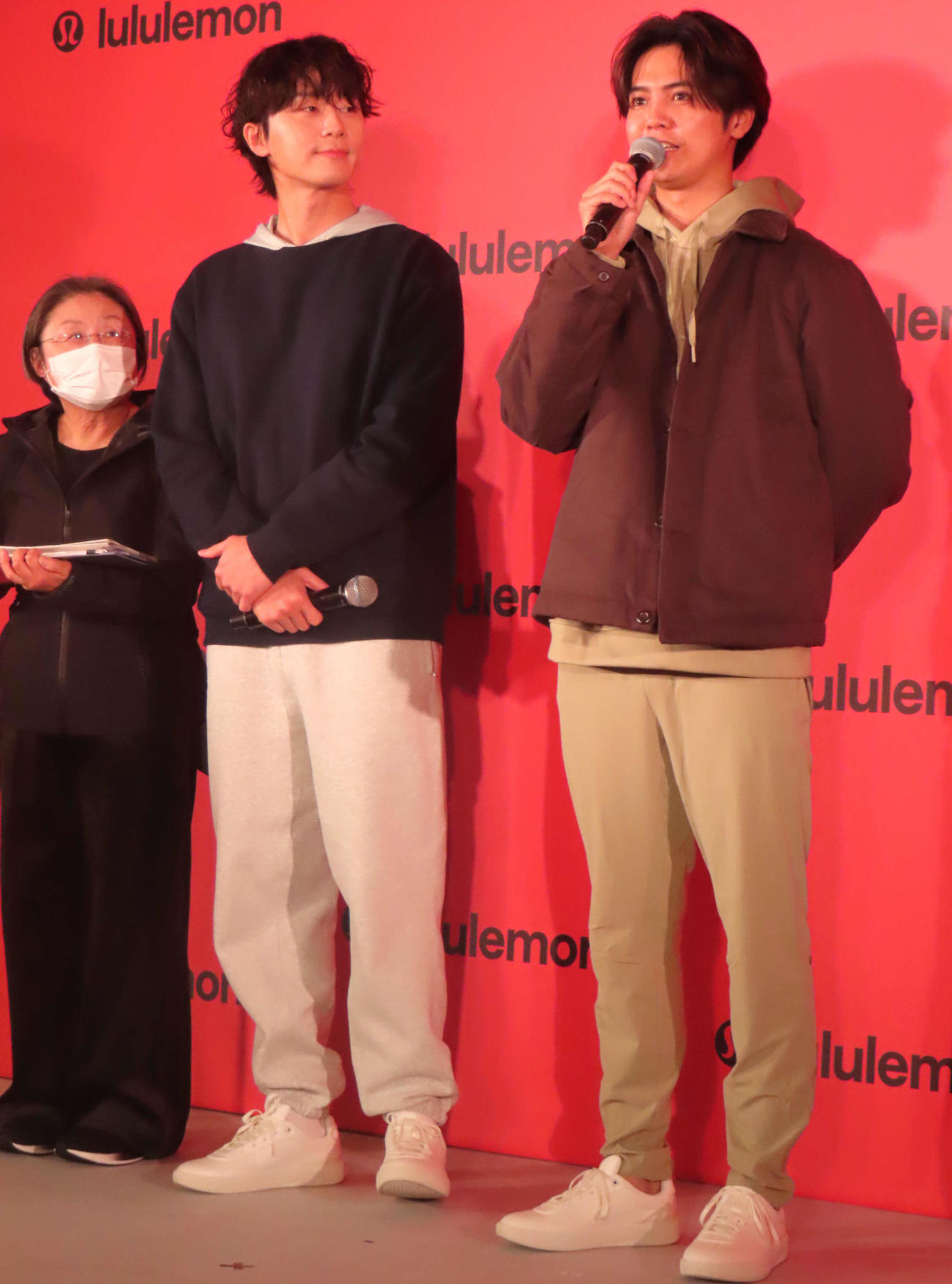 「lululemon Shibuya Flagship」オープニングセレモニーに登壇したパク・ソジュン（左）とGENERATIONS片寄涼太