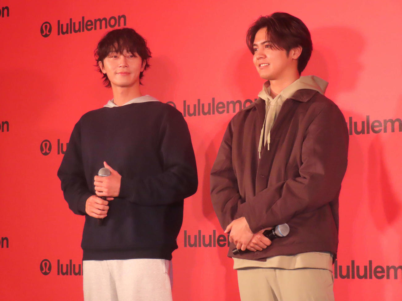 「lululemon Shibuya Flagship」オープニングセレモニーに登壇したパク・ソジュン（左）とGENERATIONS片寄涼太