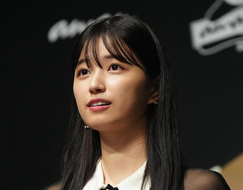 乃木坂46五百城茉央、初写真集でスクール水着姿公開　若者たちのビーチバレーに飛び入り参加