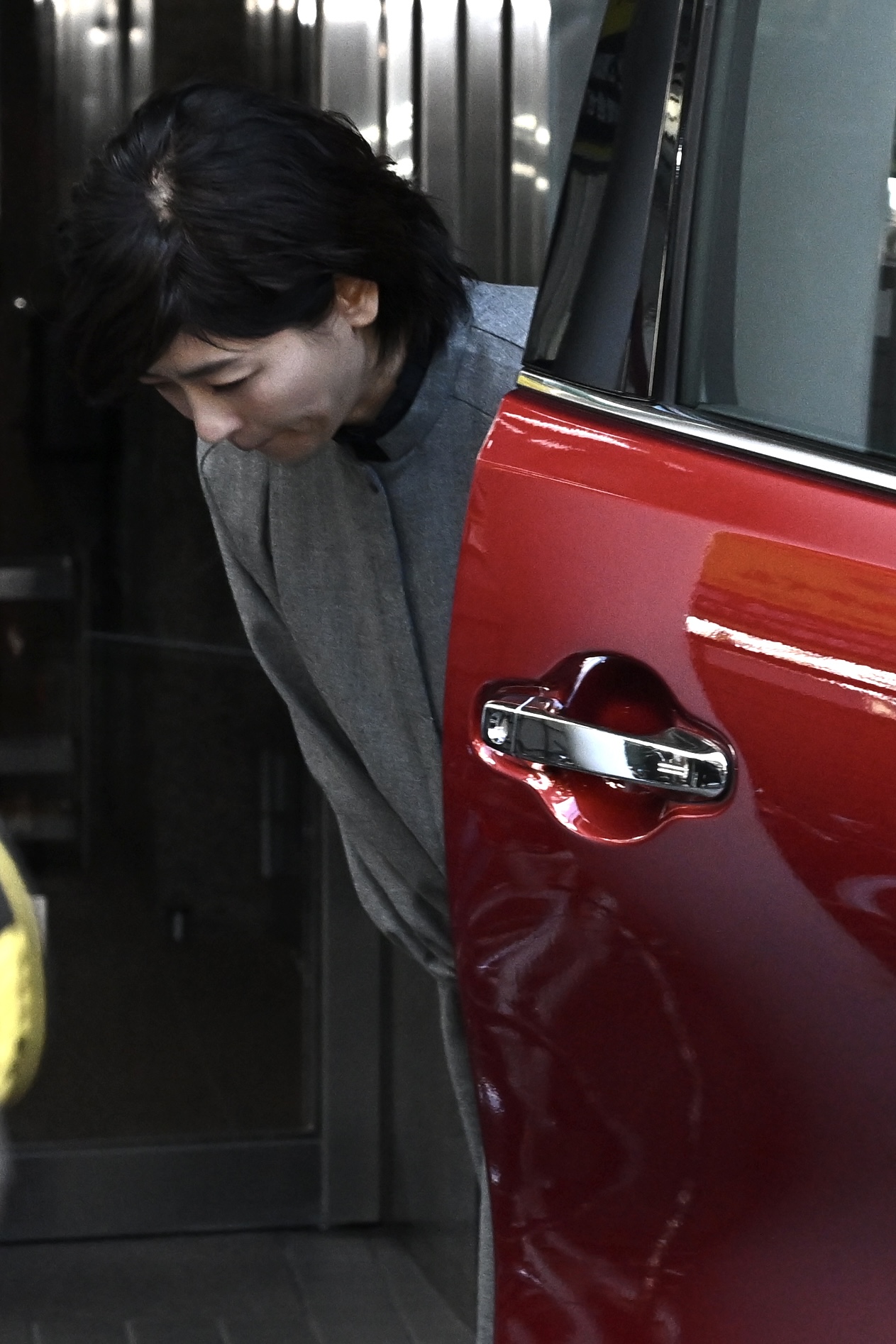 都内の中山美穂さんの家の前で報道陣に一礼する妹の中山忍（撮影・滝沢徹郎）