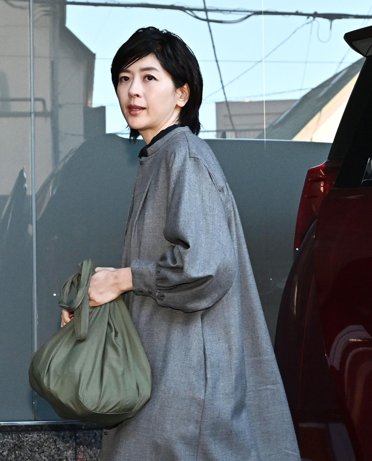 8日、報道陣にあいさつし、中山美穂さんの家に入る妹の中山忍
