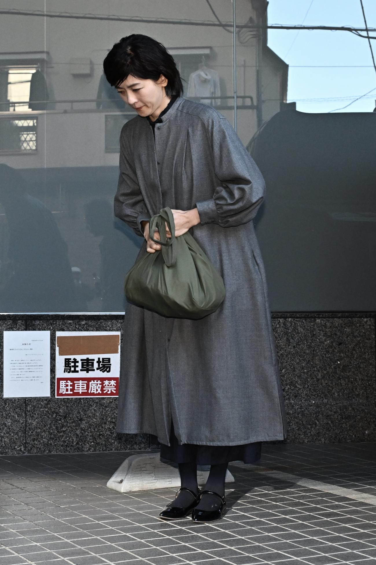 8日、報道陣に一礼し中山美穂さんの家に入る妹の中山忍
