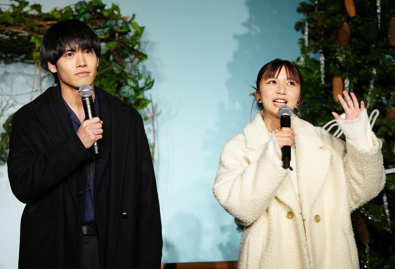 映画「366日」クリスマスツリー点灯式に臨む赤楚衛二（左）と上白石萌歌（撮影・江口和貴）