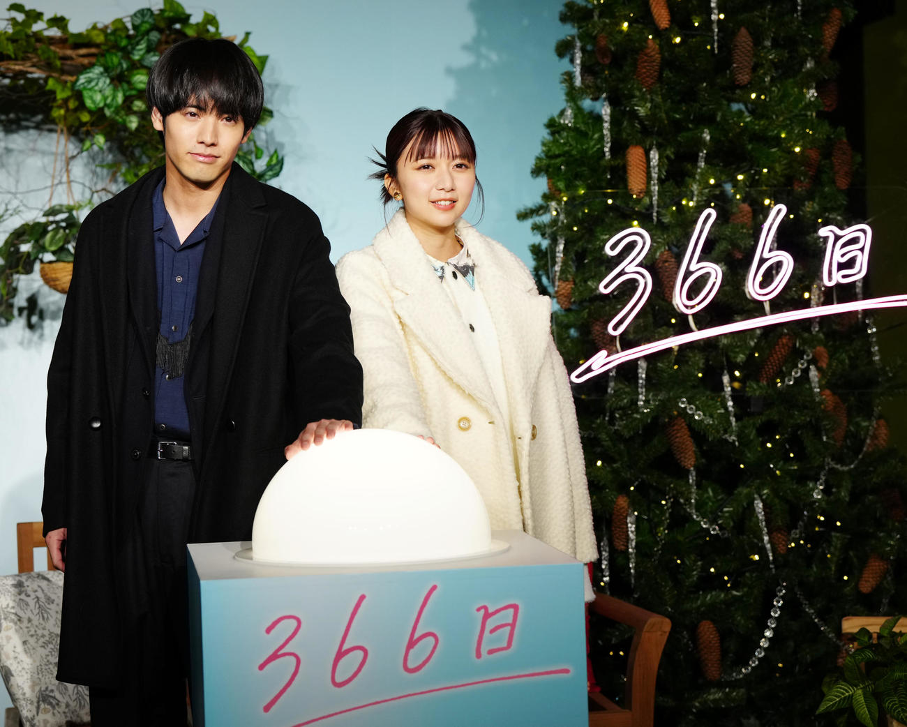 映画「366日」クリスマスツリー点灯式に臨む赤楚衛二（左）と上白石萌歌（撮影・江口和貴）