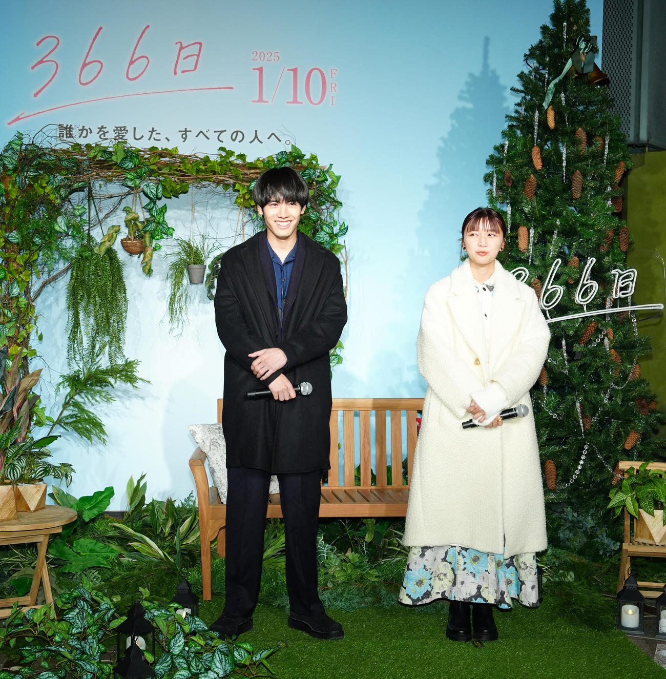 映画「366日」クリスマスツリー点灯式に臨む赤楚衛二（左）と上白石萌歌（撮影・江口和貴）