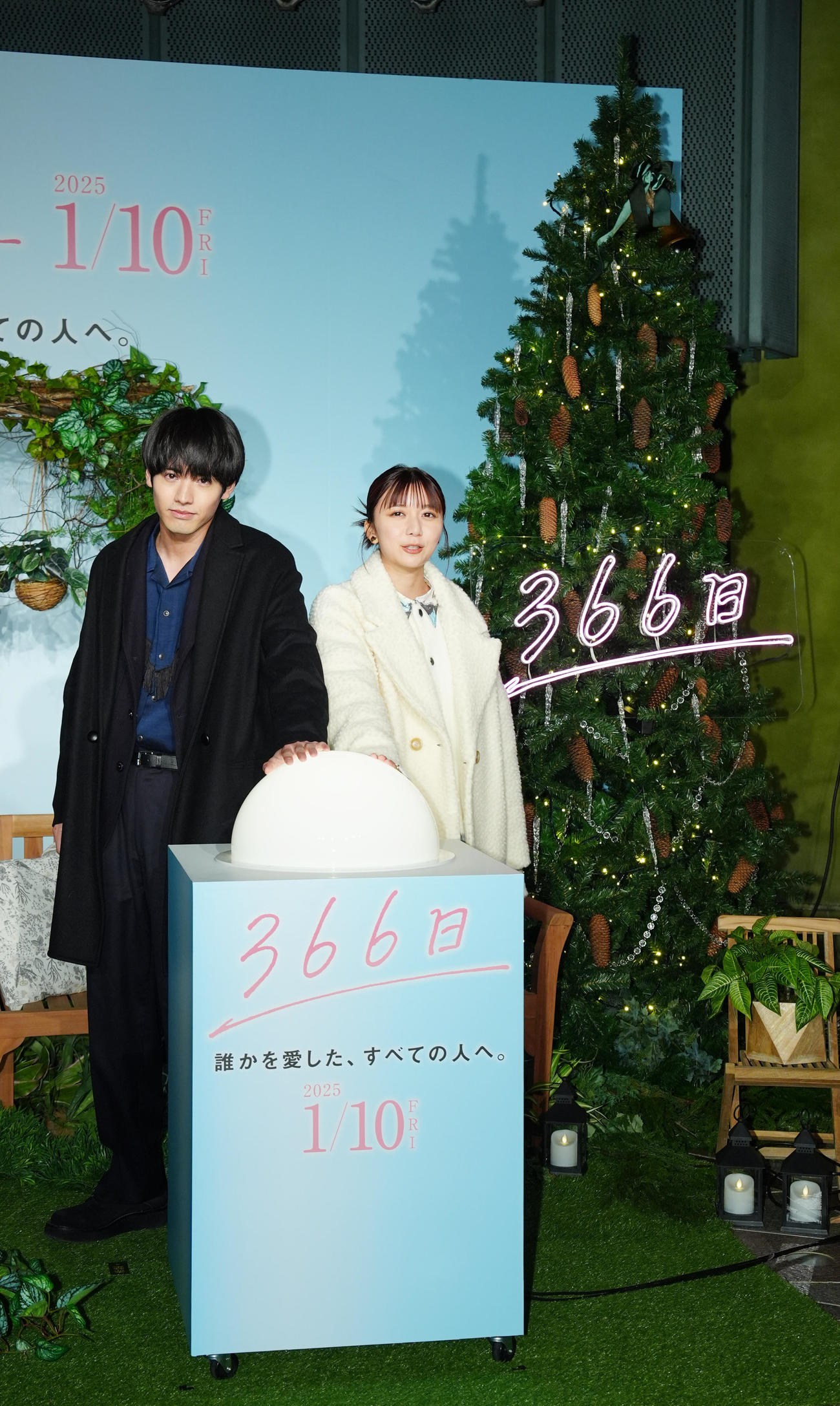 映画「366日」クリスマスツリー点灯式に臨む赤楚衛二（左）と上白石萌歌（撮影・江口和貴）