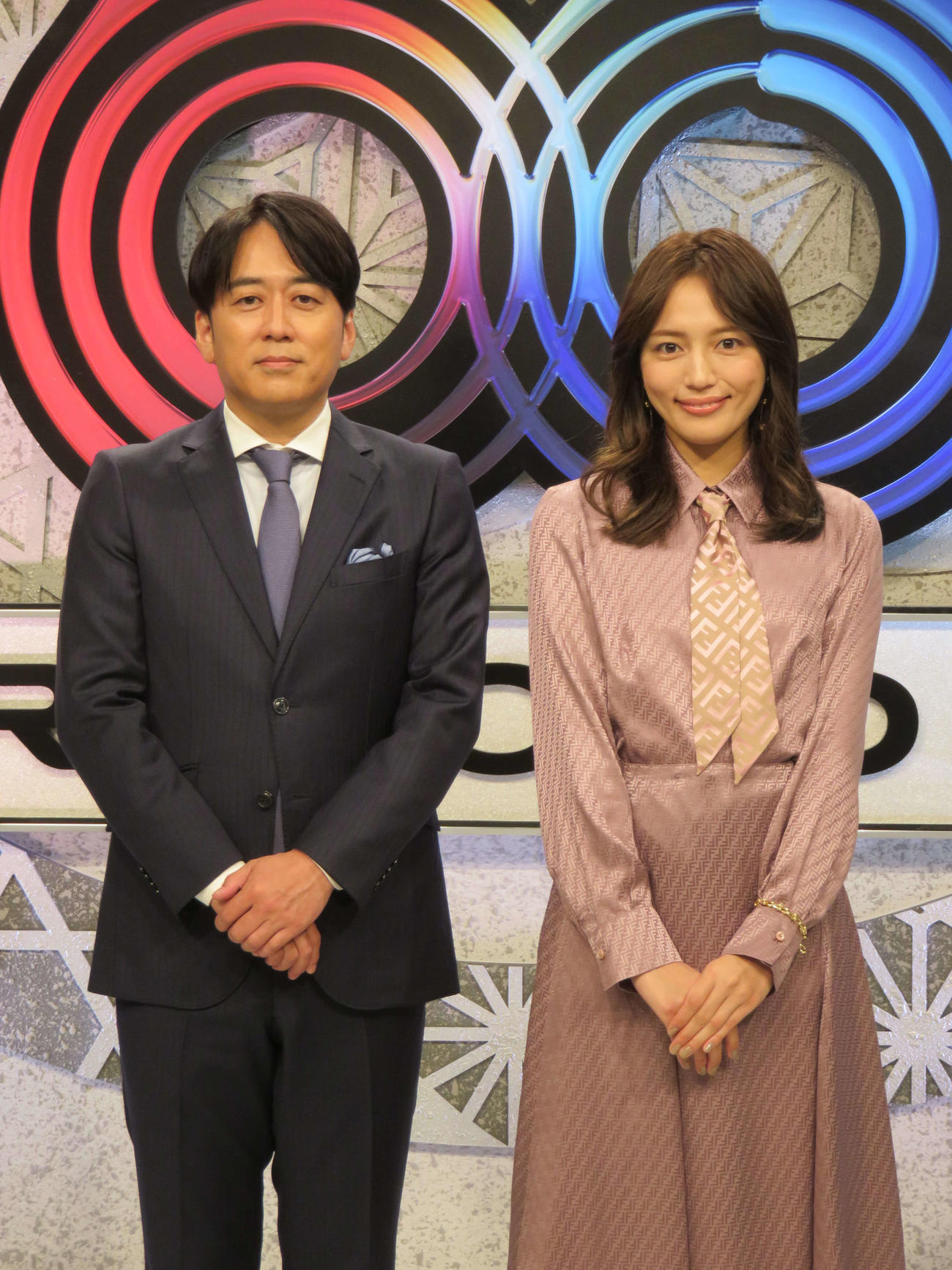 「第66回輝く！日本レコード大賞」の司会を務めるTBS安住紳一郎アナウンサー（左）と川口春奈