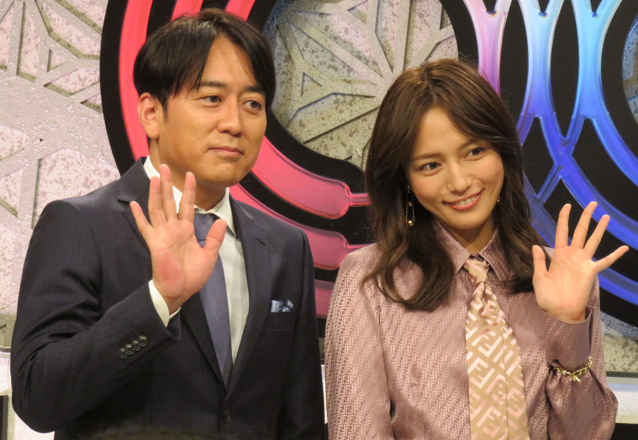 「第66回輝く！日本レコード大賞」の司会を務めるTBS安住紳一郎アナウンサー（左）と川口春奈