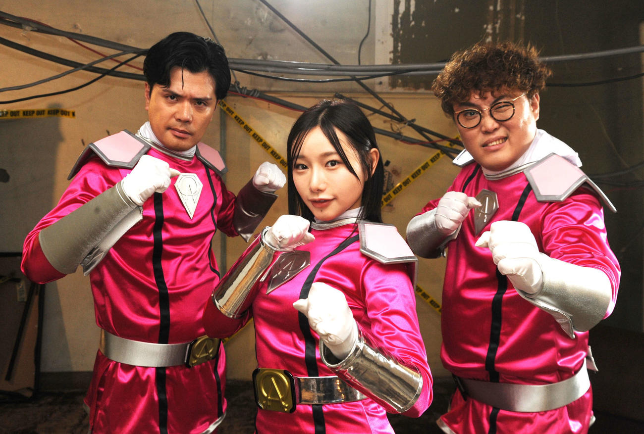 CSチャンネル「映画・チャンネルNECO」のドラマ「桃色探訪～伝説の風俗～」第17弾・五反田東口編に出演するマユリカと三葉ちはる（中央）