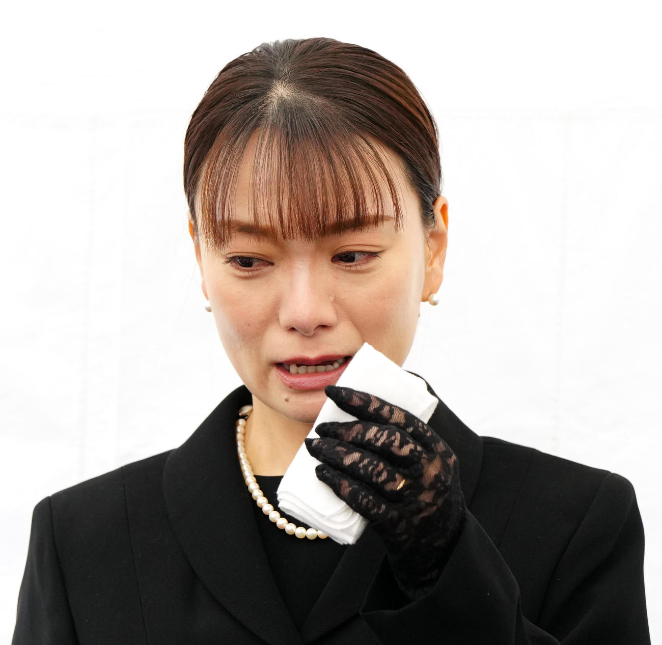 服部幸應さんをしのび、涙を流す保田圭（撮影・江口和貴）