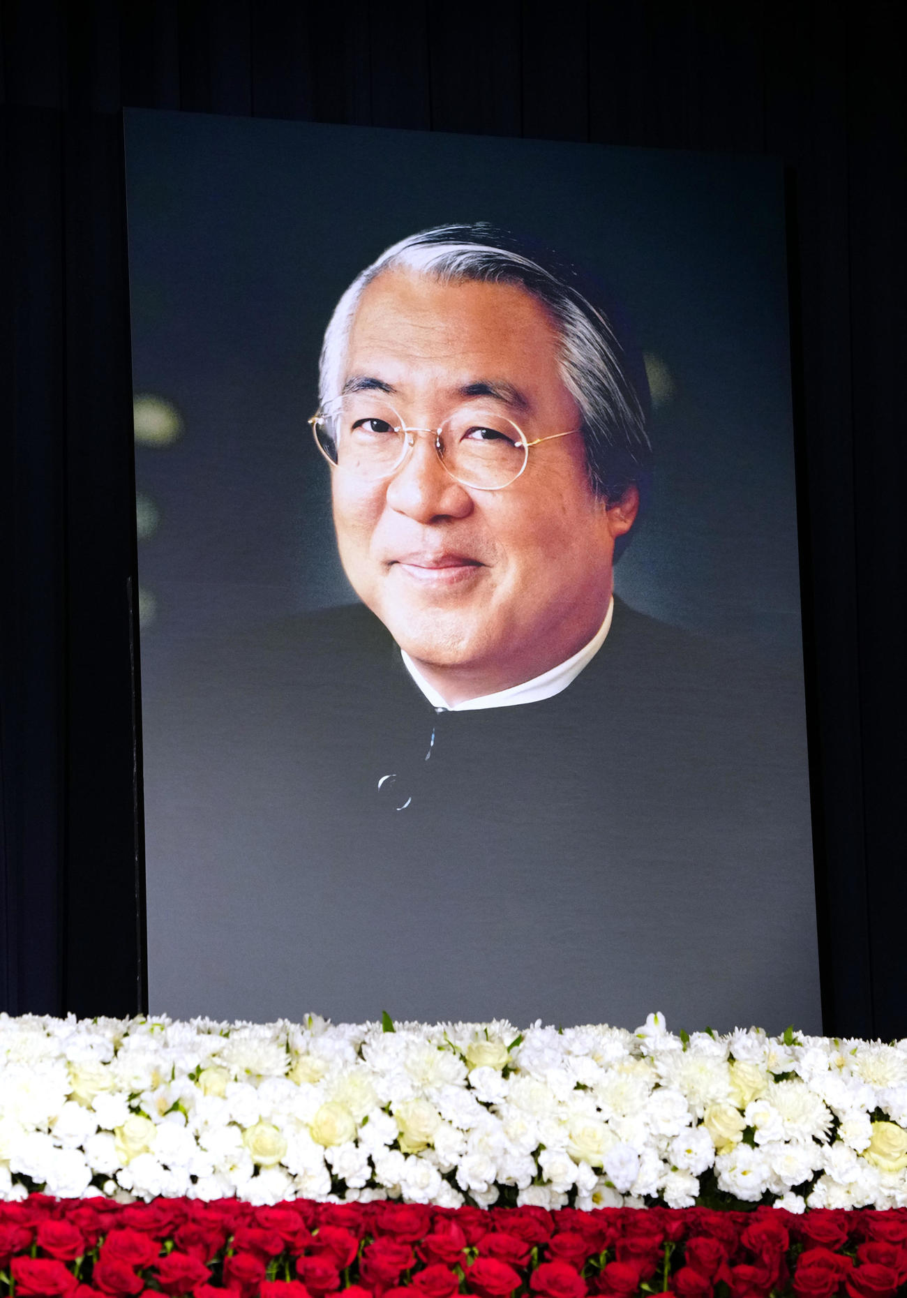 祭壇に飾られる服部幸應さんの遺影（撮影・江口和貴）