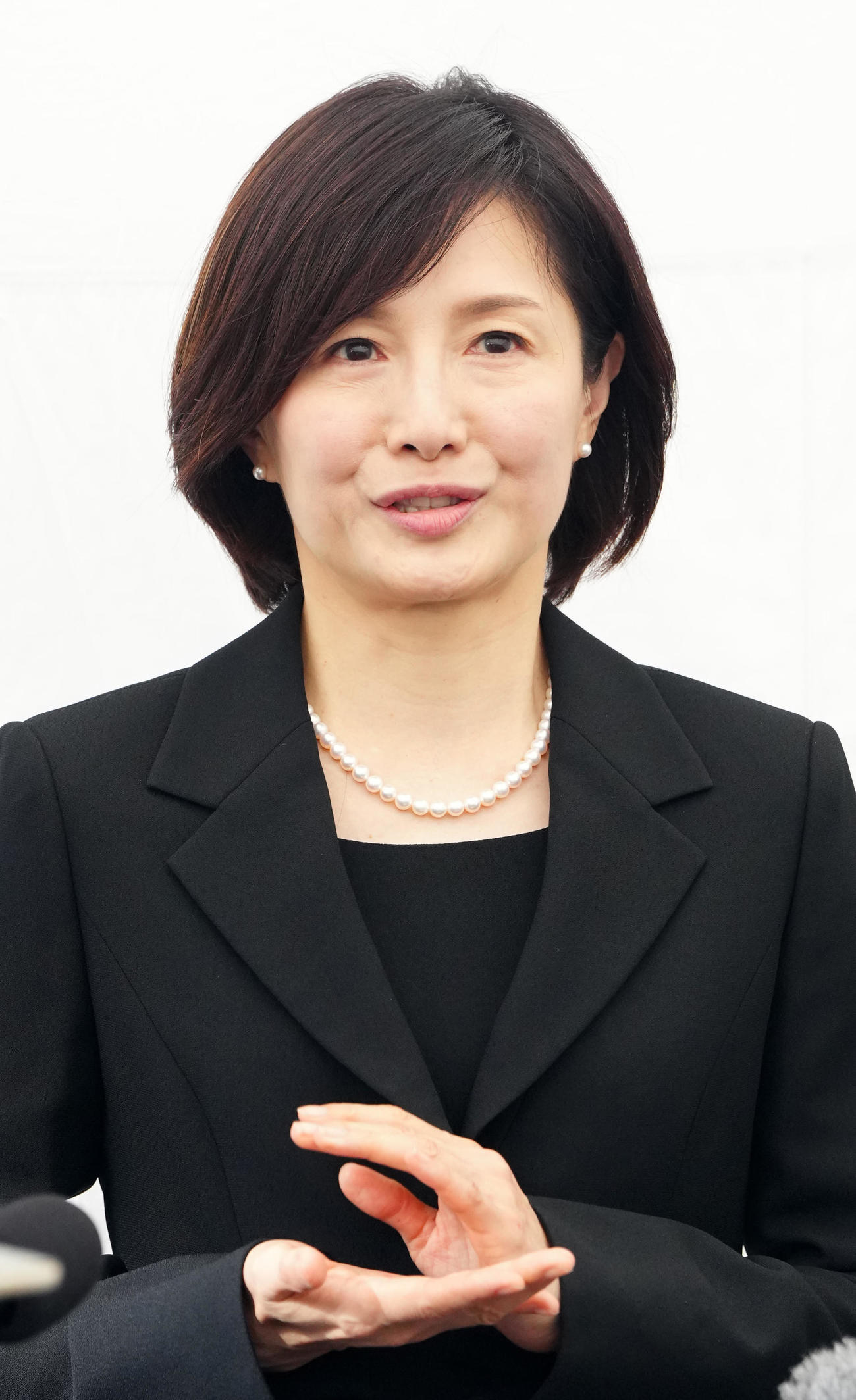 参列後、取材に応じる水野真紀（撮影・江口和貴）