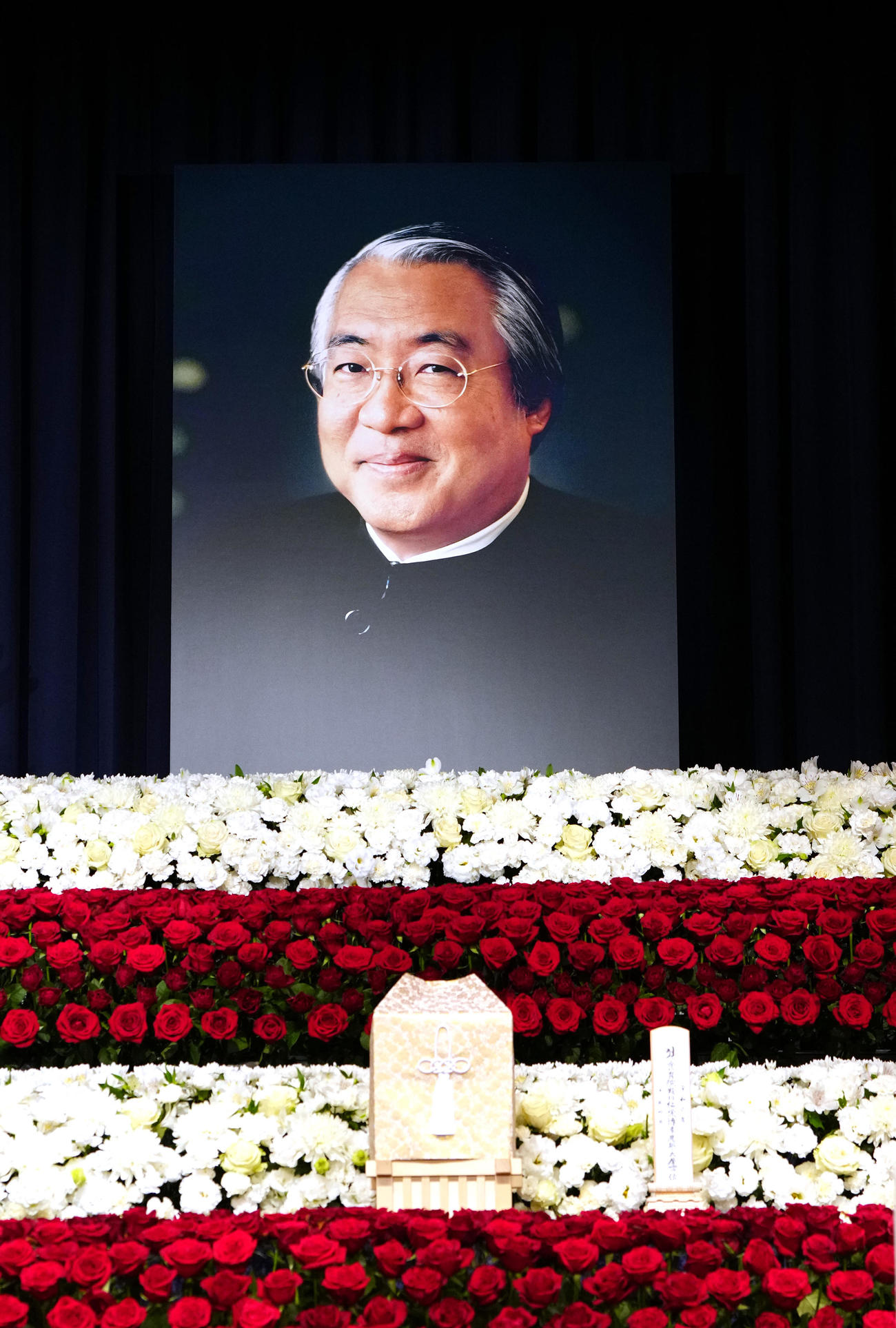 祭壇に飾られる服部幸應さんの遺影（撮影・江口和貴）