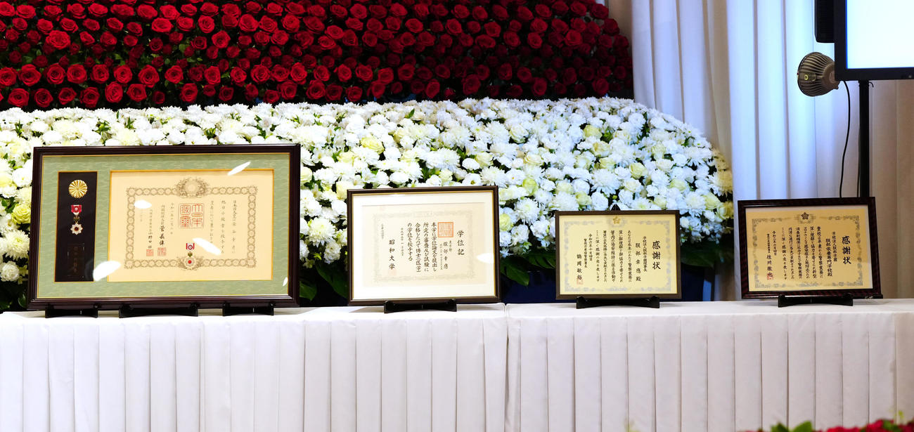 服部幸應さんの祭壇に飾られる旭日小綬章など（撮影・江口和貴）