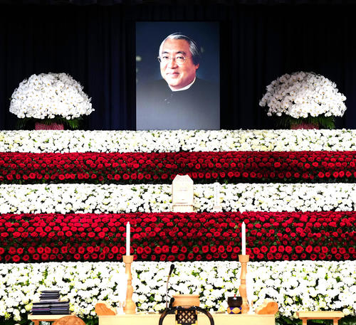 服部幸應さん合同葬に8000人　戒名は「食育院殿口福栄博幸應誉大居士」　料理の鉄人も悼む
