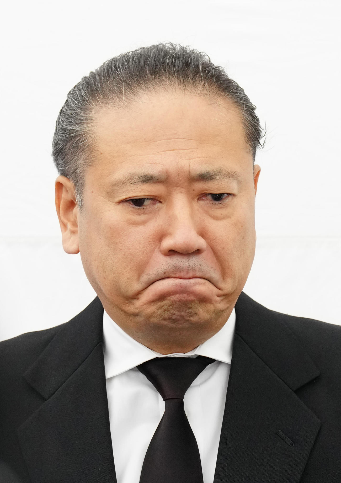 参列後、取材に応じる鎧塚俊彦氏（撮影・江口和貴）
