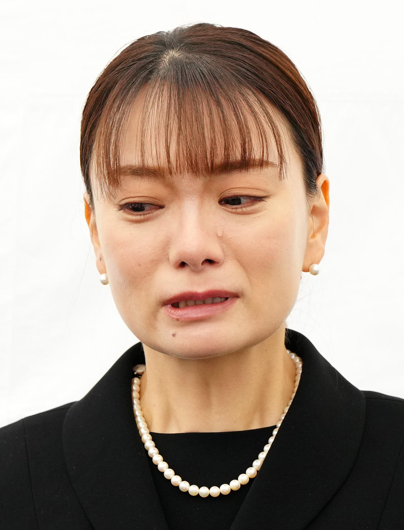服部幸應さんをしのび、涙を流す保田圭（撮影・江口和貴）