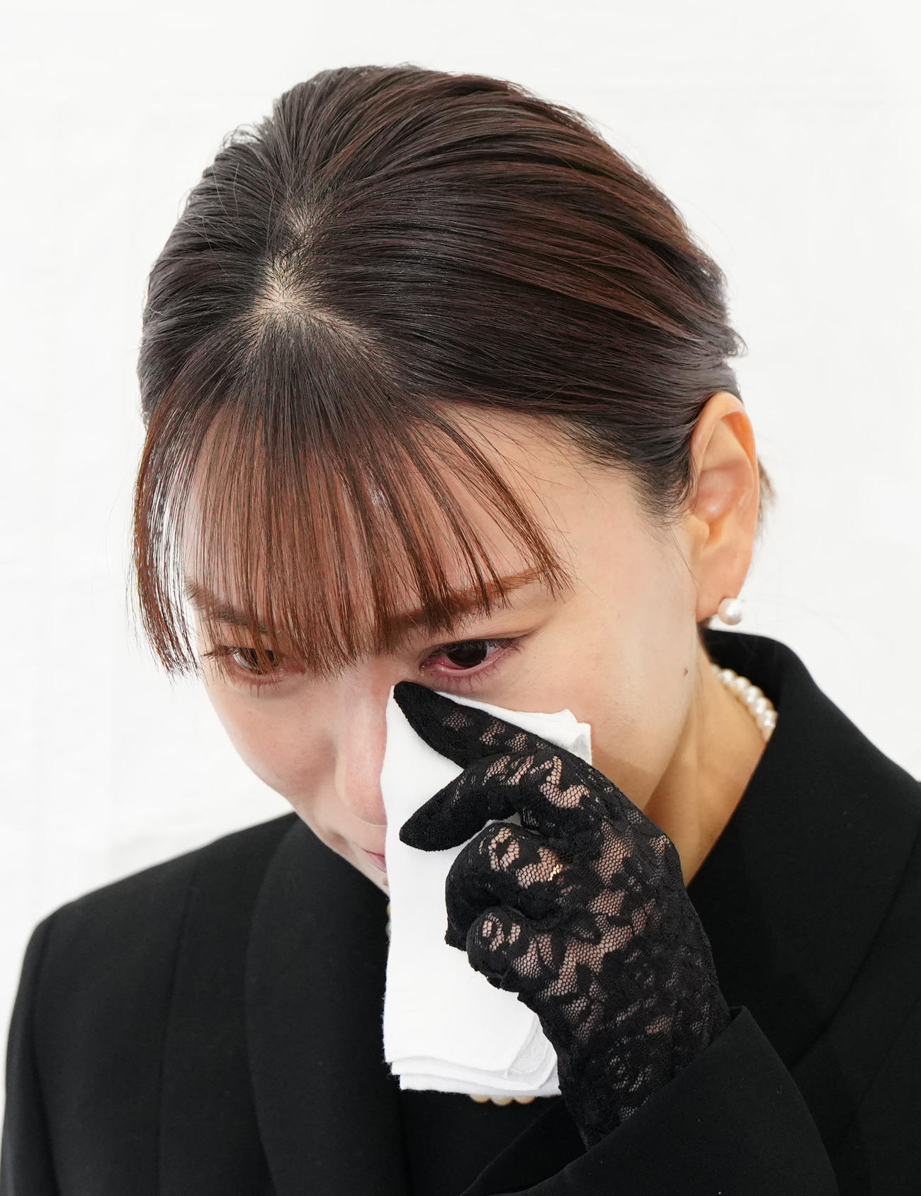 服部幸應さんをしのび、涙をぬぐう保田圭（撮影・江口和貴）