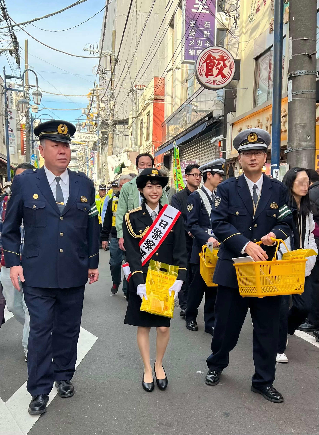 神奈川・大船警察署で一日署長を務めた冬由（中央）