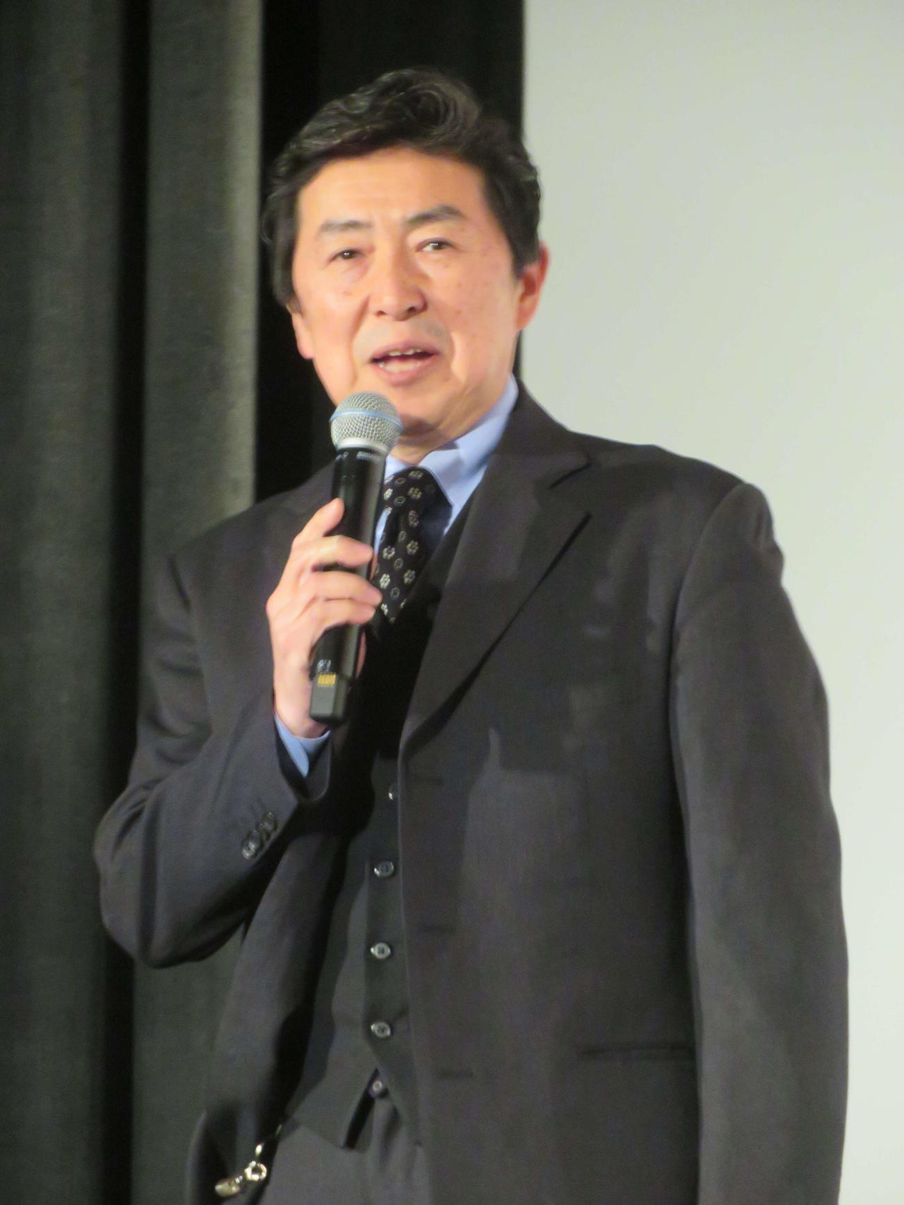 映画「ふしぎ駄菓子屋銭天堂」初日舞台あいさつで司会を務める笠井信輔（撮影・村上幸将）