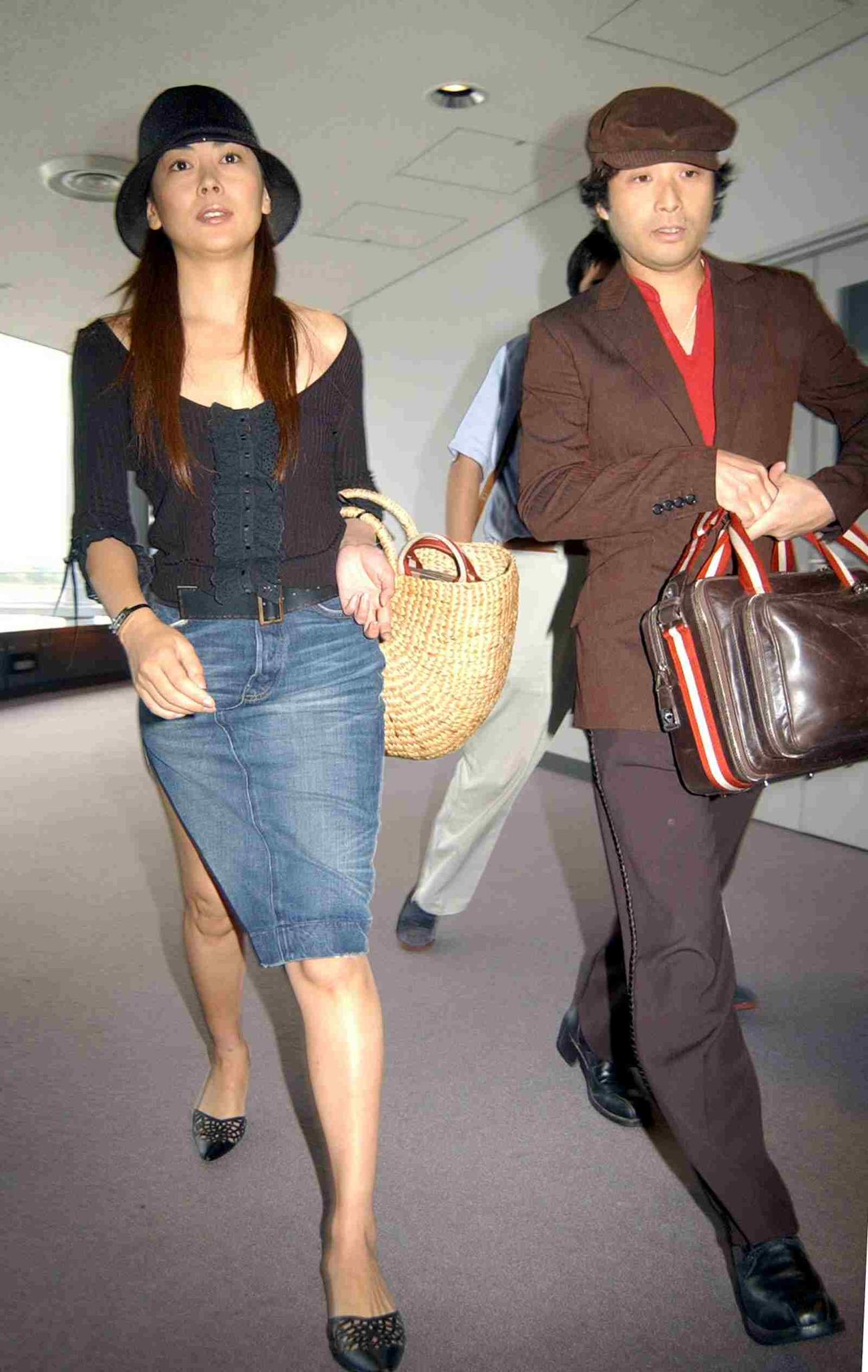 パリから揃って帰国した中山美穂さん（左）と辻仁成氏（2002年8月撮影）