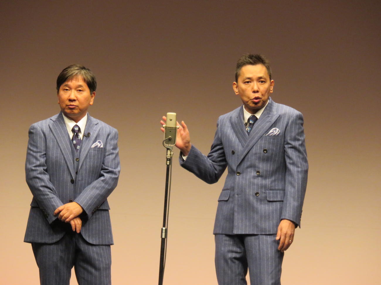 今年最後の「タイタンライブ」で漫才を披露する爆笑問題の田中裕二（左）と太田光