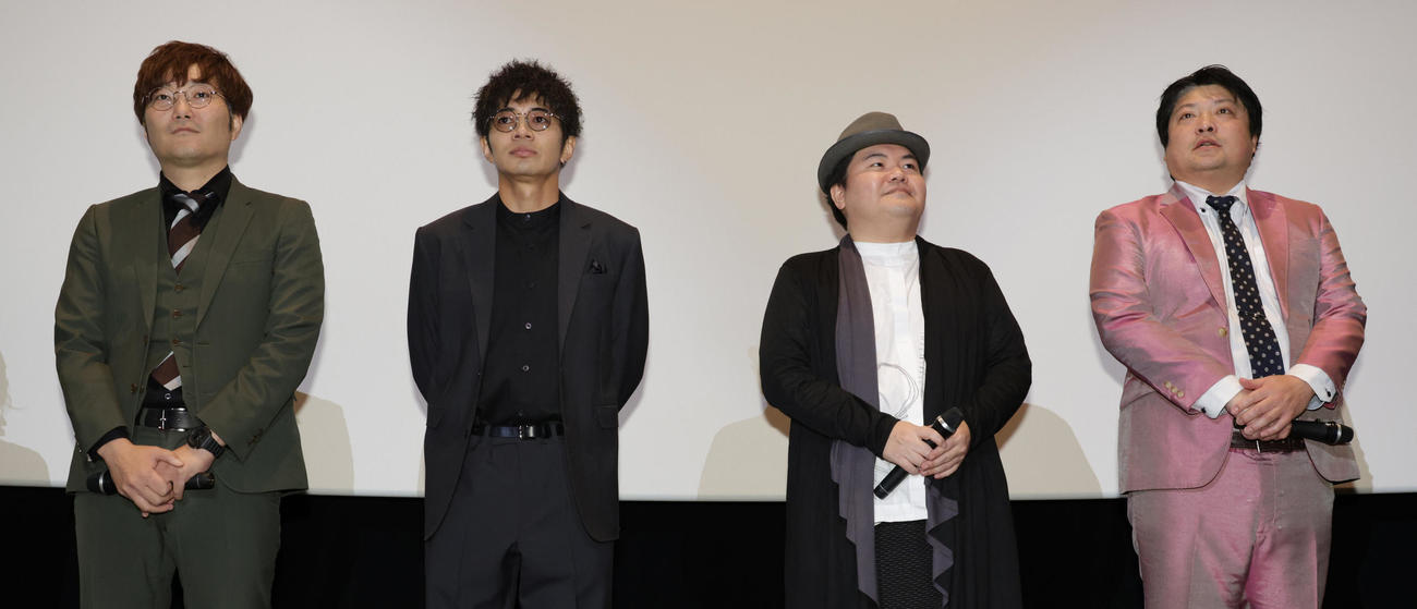 映画「くすぶりの狂騒曲」舞台あいさつを行う、左から大波康平、和田正人、駒木根隆介、安部浩章（撮影・中島郁夫）