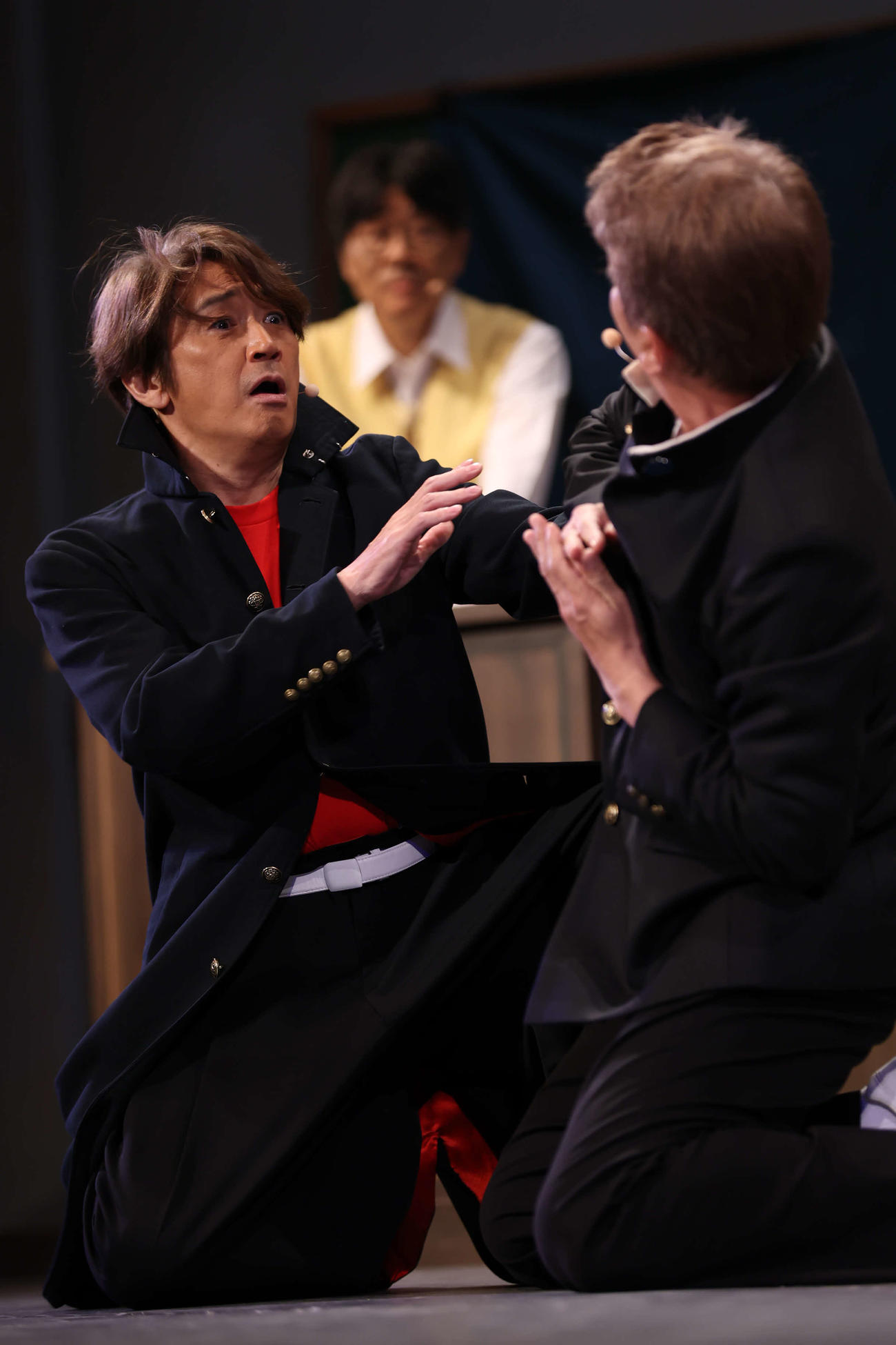 舞台「ギンギラ学園物語」で根性真彦役の近藤真彦（左）とメラメラ繁之役の中村繁之（右）。中央後方は原田先生役の原田伸■（■は郎の旧字体）