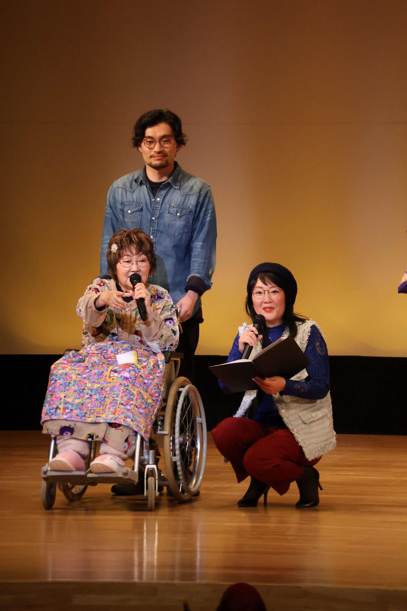 12月8日、生駒素人名人会に審査員出演し、司会を務めた長女宮川さゆみ（手前右）と総評を語る宮川花子（撮影・村上久美子）