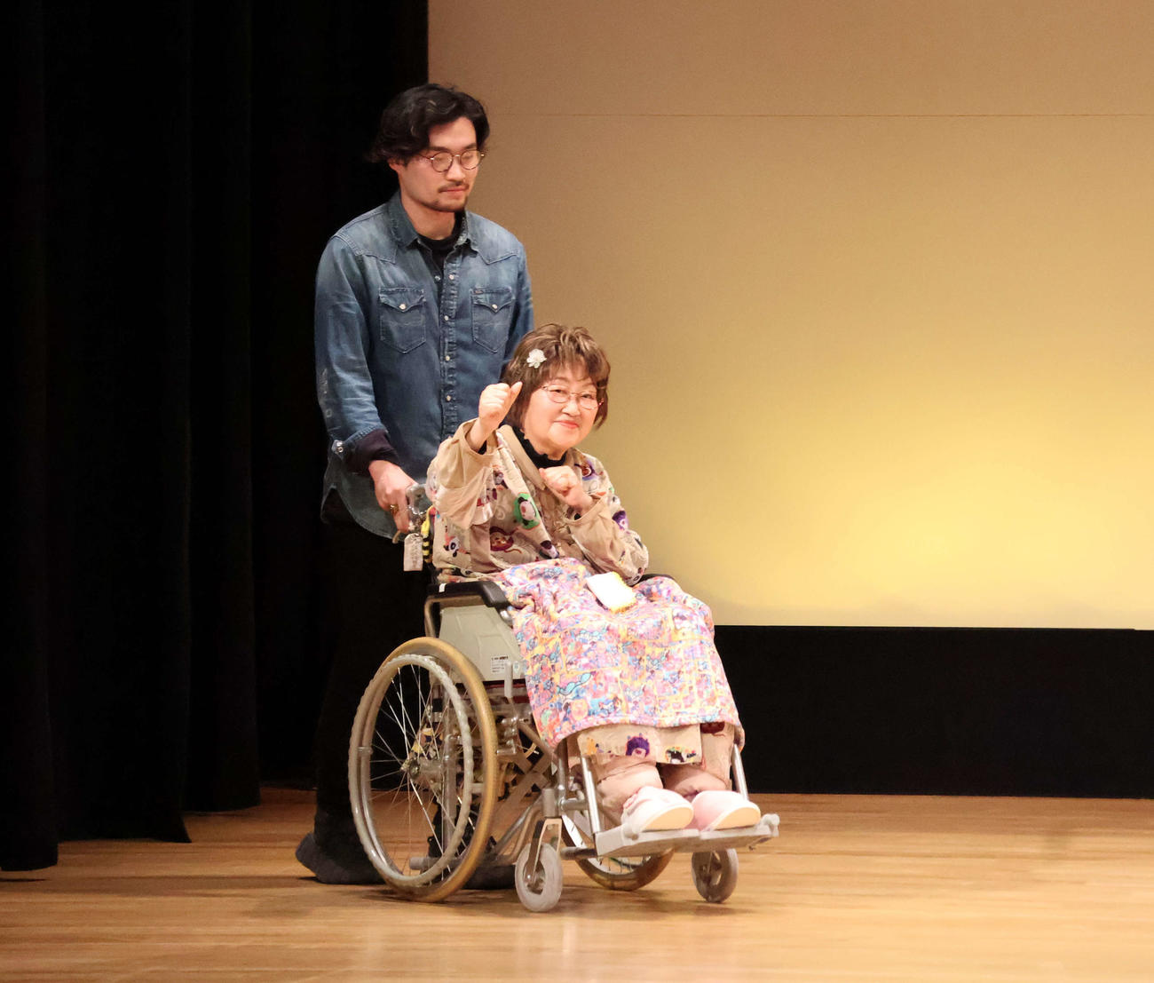 12月8日、生駒素人名人会に単身、審査員出演した宮川花子（撮影・村上久美子）