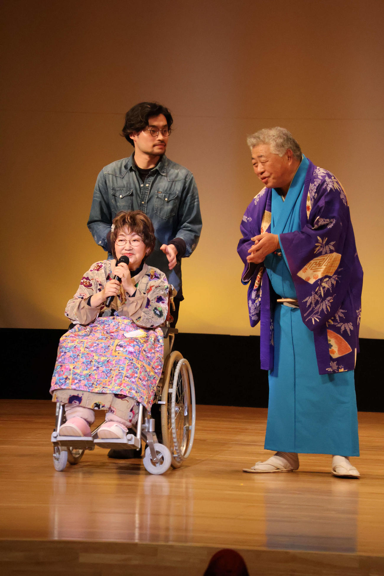 12月8日、生駒素人名人会に審査員出演し、司会を務め総評を語る宮川花子。右は桂文福（撮影・村上久美子）