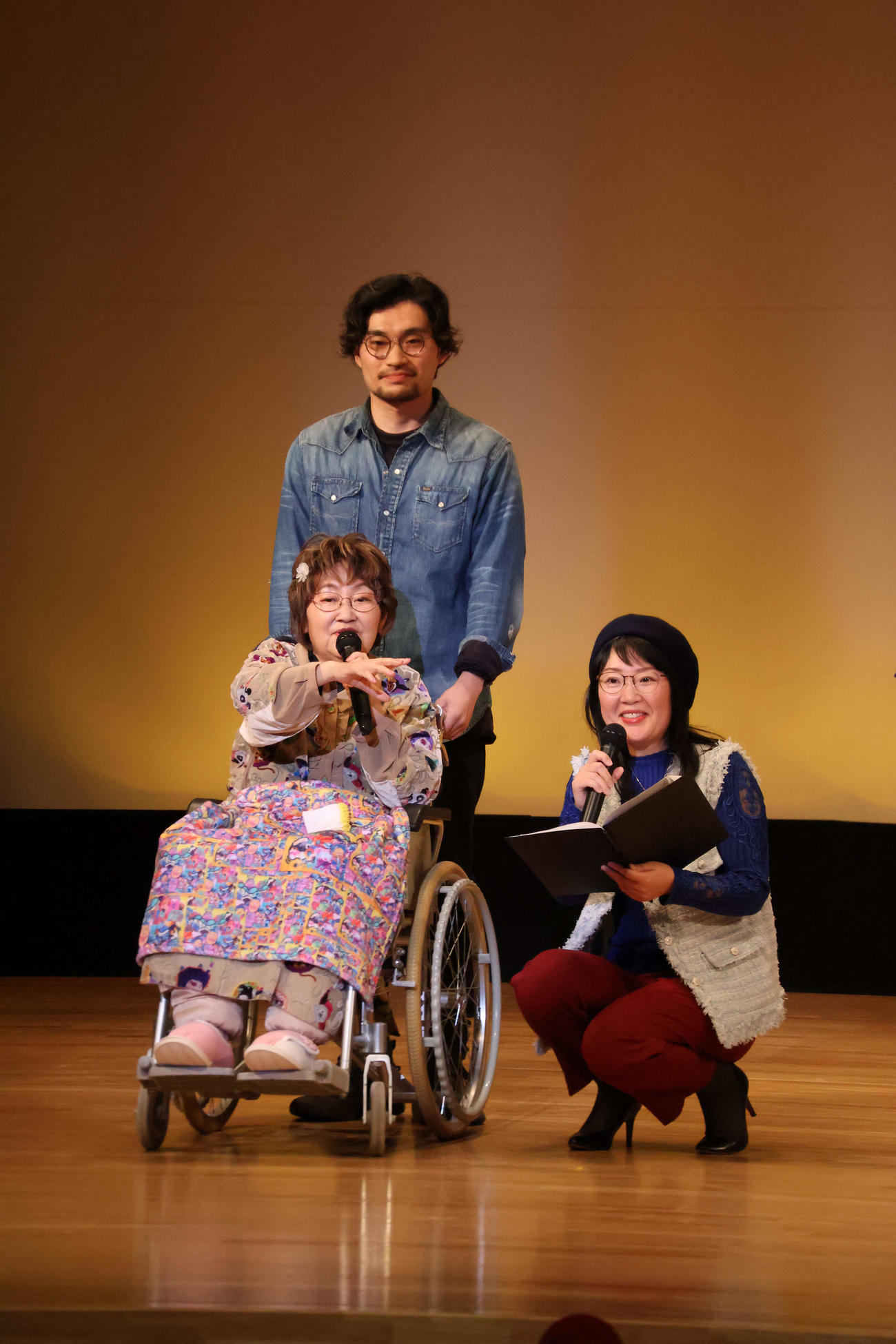 12月8日、生駒素人名人会に審査員出演し、司会を務めた長女宮川さゆみ（手前右）と総評を語る宮川花子（撮影・村上久美子）