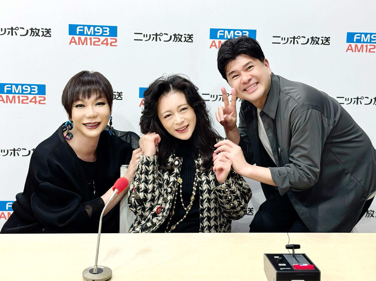 ニッポン放送の特別番組「中森明菜のオールタイムリクエスト」の収録を行った、左からミッツ・マングローブ、中森明菜、垣花正