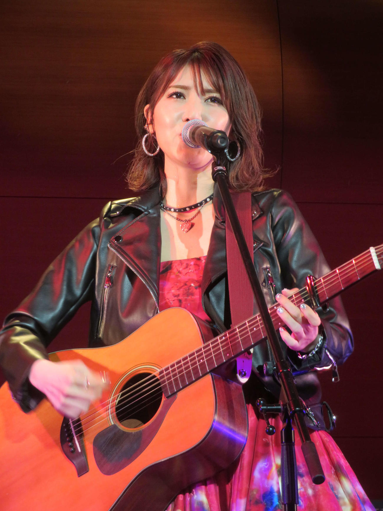 ライブ「渋谷のオカユ2024」で「渋谷ぼっちの歌謡曲」を歌う、おかゆ（撮影・村上幸将）