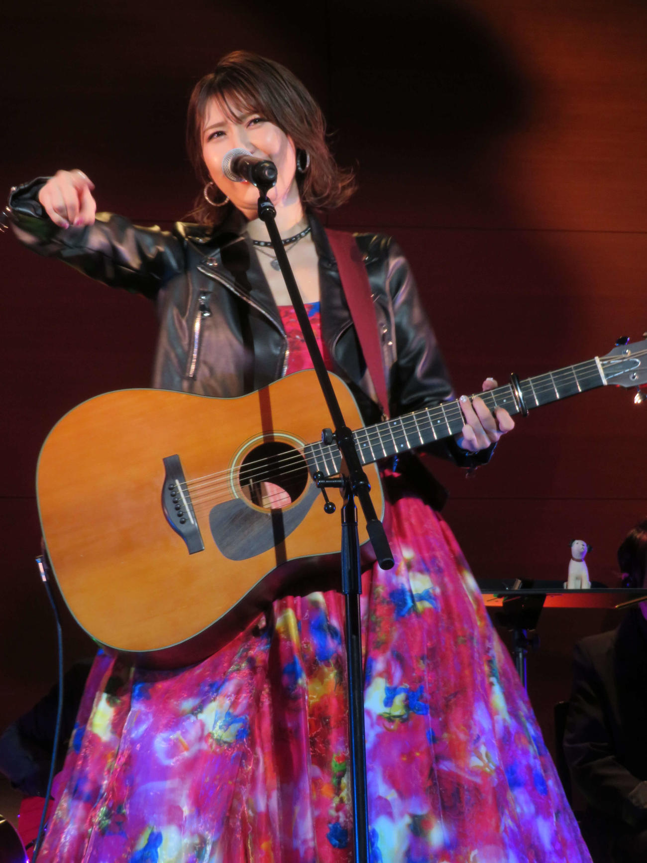 ライブ「渋谷のオカユ2024」で「渋谷ぼっちの歌謡曲」を歌う、おかゆ（撮影・村上幸将）