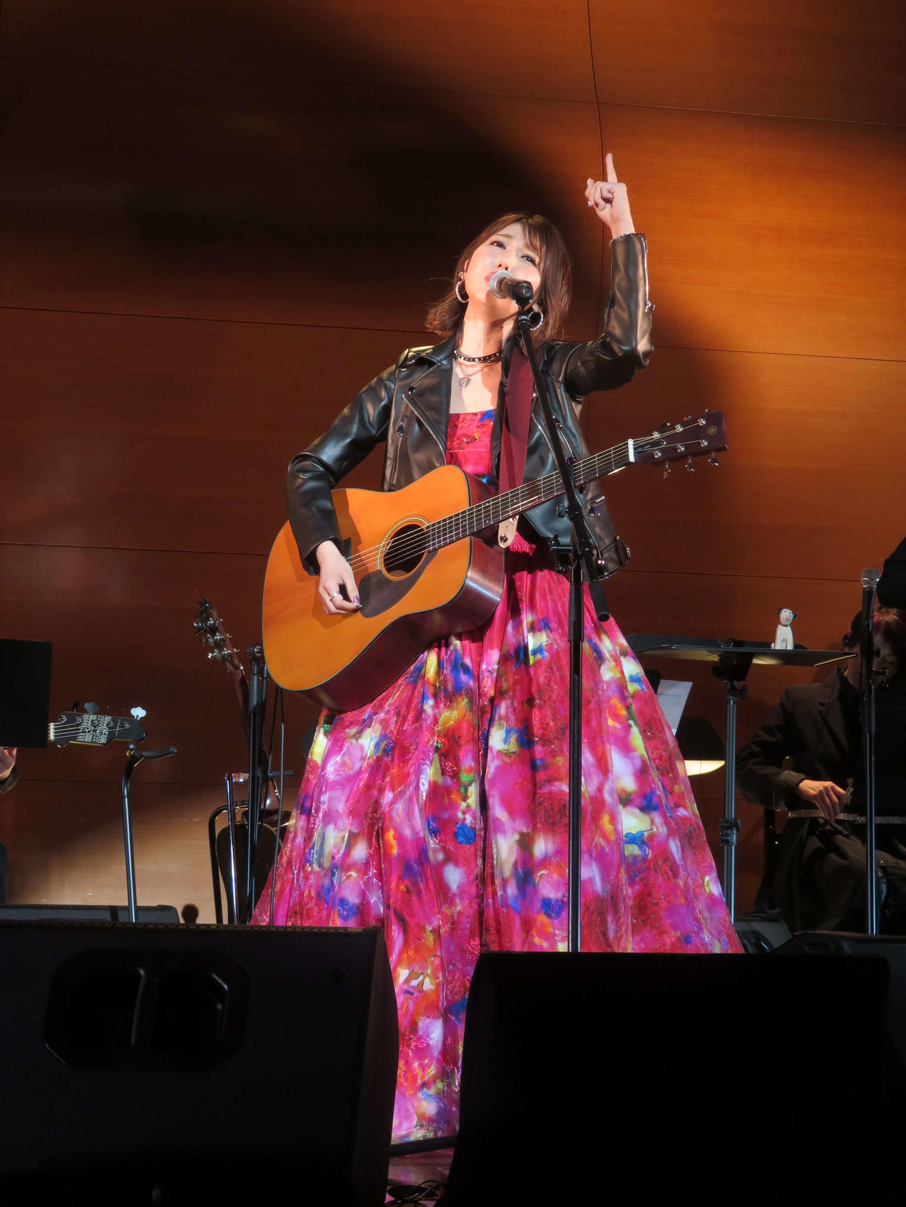 ライブ「渋谷のオカユ2024」で「渋谷ぼっちの歌謡曲」を歌う、おかゆ（撮影・村上幸将）
