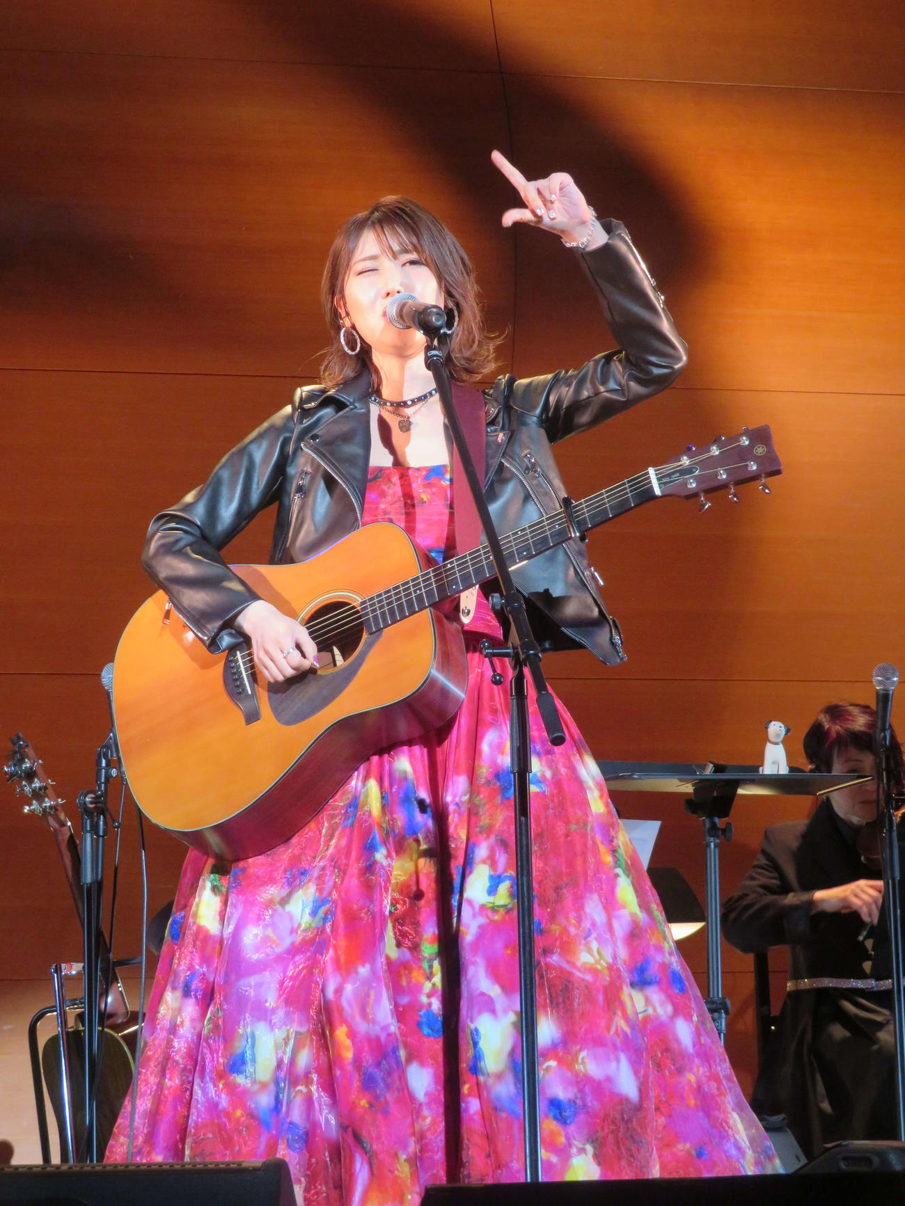 ライブ「渋谷のオカユ2024」で「渋谷ぼっちの歌謡曲」を歌う、おかゆ（撮影・村上幸将）