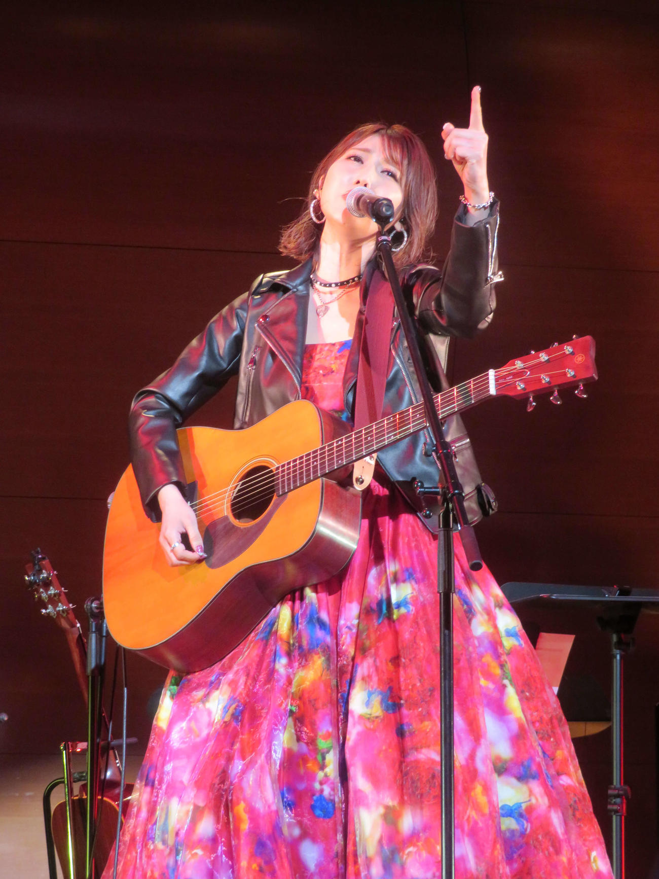 ライブ「渋谷のオカユ2024」で「渋谷ぼっちの歌謡曲」を歌う、おかゆ（撮影・村上幸将）