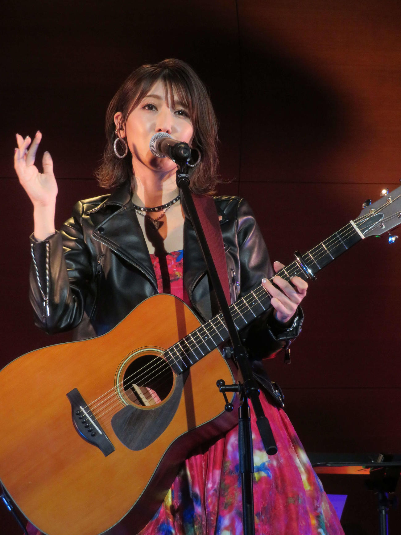 ライブ「渋谷のオカユ2024」で「渋谷ぼっちの歌謡曲」を歌う、おかゆ（撮影・村上幸将）