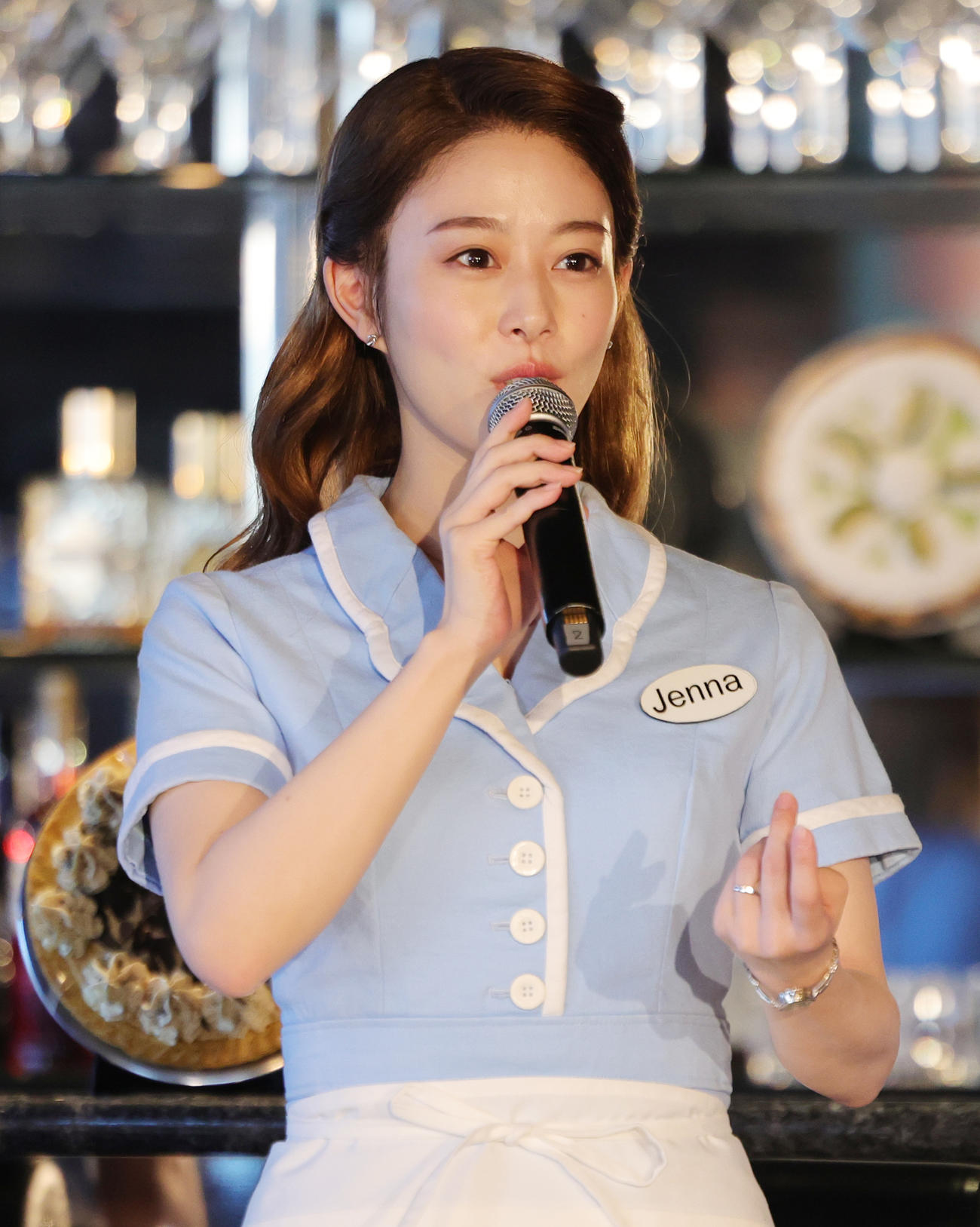 結婚発表以来、初の公の場登場となった高畑充希は、ミュージカル「ウェイトレス」制作発表で、劇中で着用する左手薬指の指輪について話をする（撮影・野上伸悟）