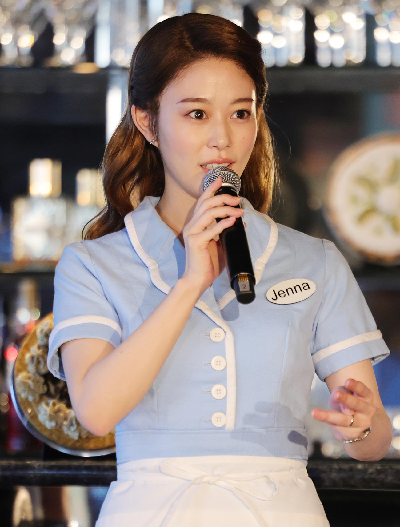 結婚発表以来、初の公の場登場となった高畑充希は、ミュージカル「ウェイトレス」制作発表で、劇中で着用する左手薬指の指輪について話をする（撮影・野上伸悟）