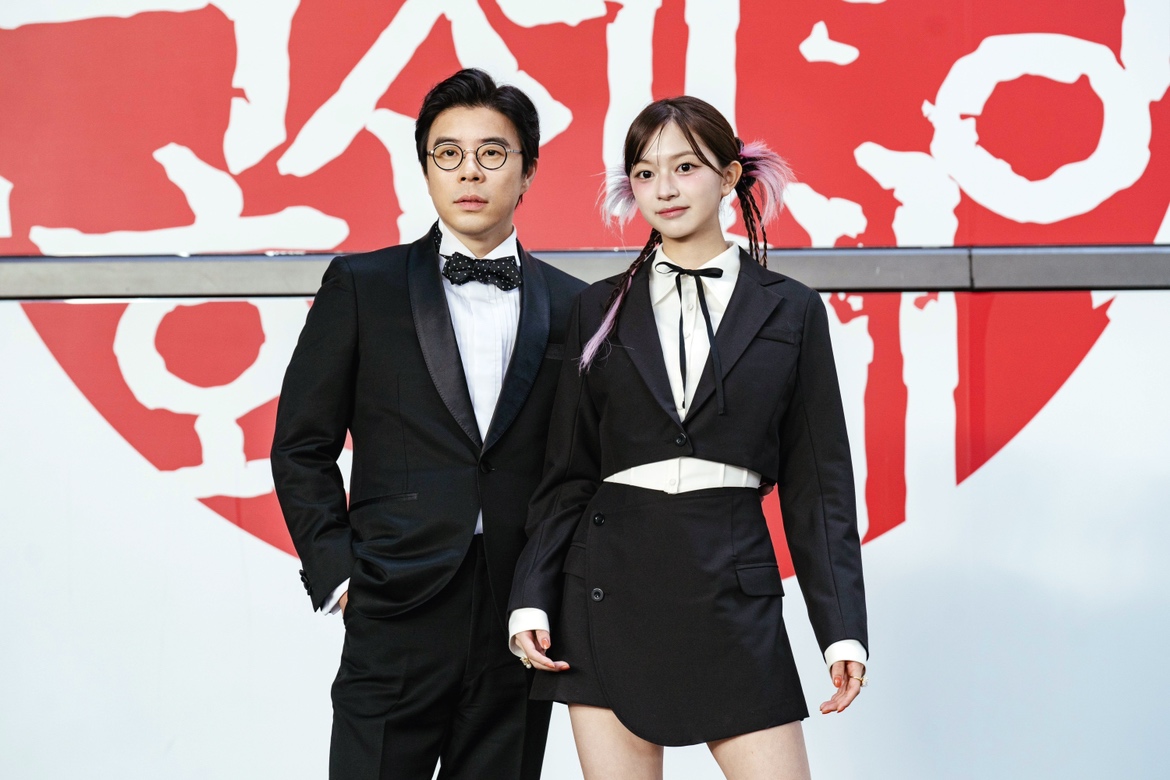 釜山国際映画祭に出席するアーロン・ズー氏と佐藤和奏