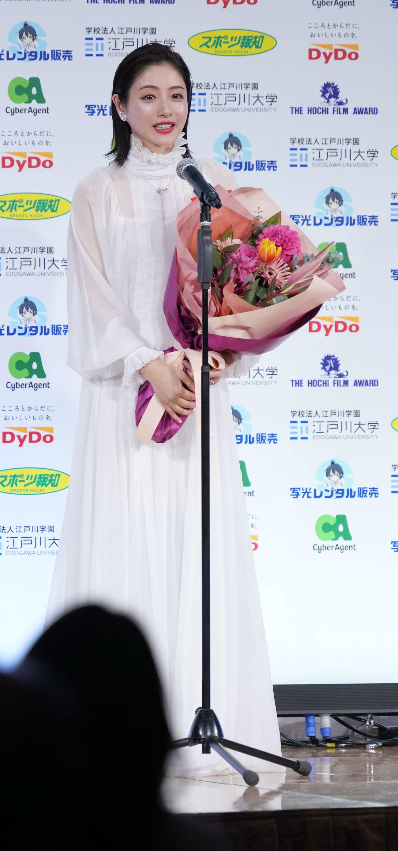 「第49回報知映画賞」で映画「ミッシング」で主演女優賞を授賞し表彰式に臨む石原さとみ（撮影・小沢裕）