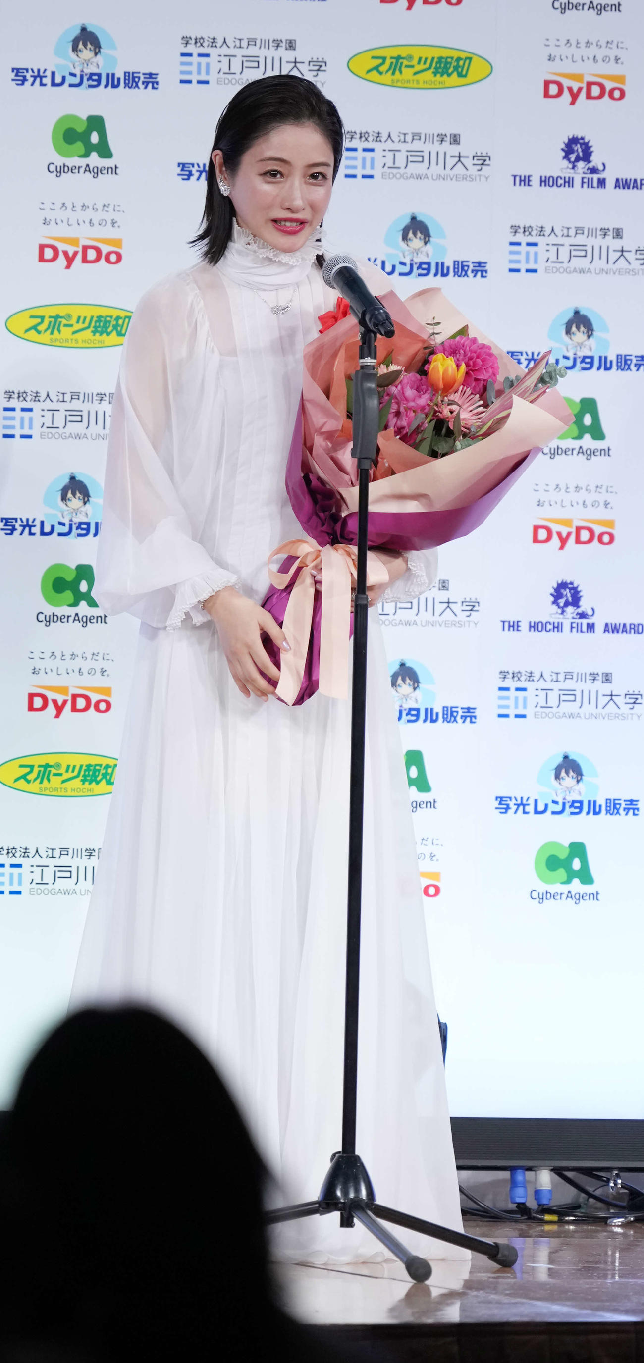 「第49回報知映画賞」で映画「ミッシング」で主演女優賞を授賞し表彰式に臨む石原さとみ（撮影・小沢裕）