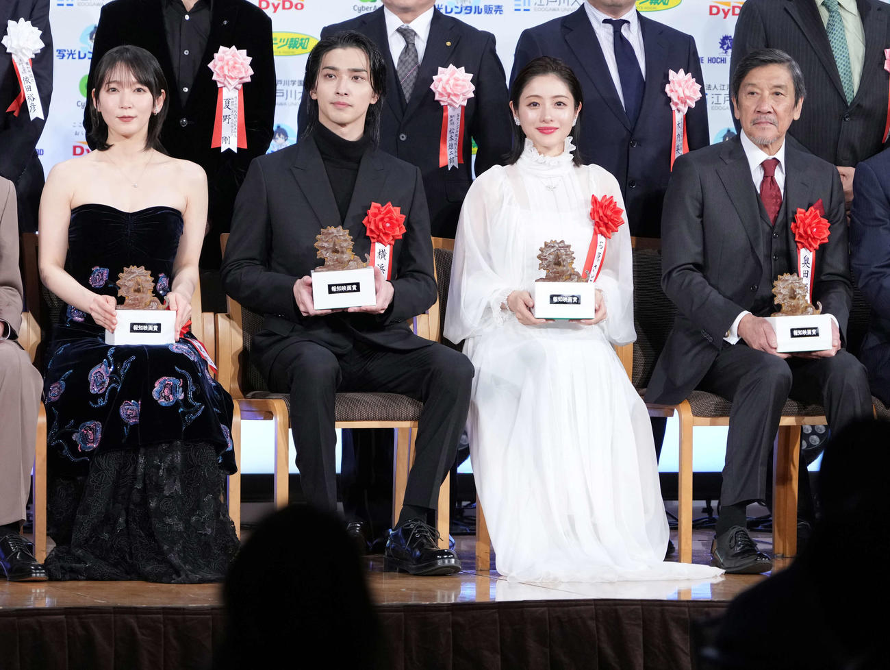 「第49回報知映画賞」受賞者たち。左から助演女優賞を授賞した吉岡里帆、主演男優賞を授賞した横浜流星、主演女優賞を授賞した石原さとみ、助演男優賞を授賞した奥田瑛二（撮影・小沢裕）